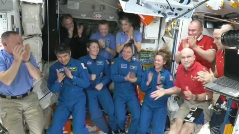 Ekuipazhi u mirëprit në Stacionin Ndërkombëtar të Hapësirës për të zëvendësuar astronautët e bllokuar për nëntë muaj