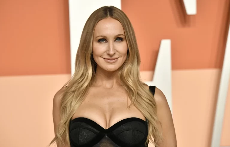 Nikki Glaser publikon disa fotografi të vjetra, nxit debat