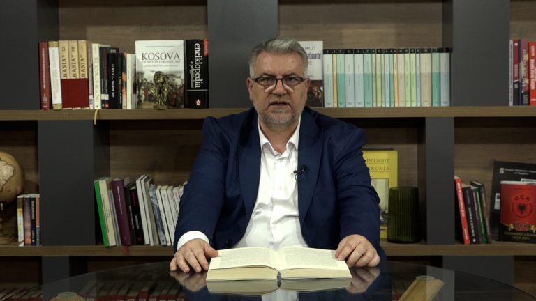 Shqiptarët refuzojnë himnin dhe flamurin e shtetit