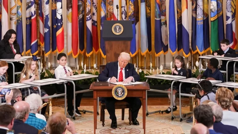 Trump nuk ndalet, nënshkruan urdhër ekzekutiv për çmontimin e Departamentit të Arsimit