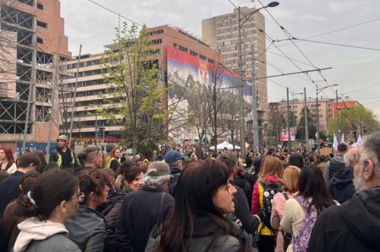 Studentët protestues në Serbi përdorin narrativin shtetëror për bombardimet e NATO-s