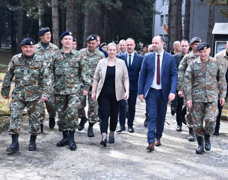 Elfete Ismaili, viziton Kazermën e Kërçovës, shpallë konkursin për pranimin e 300 ushtarëve profesional