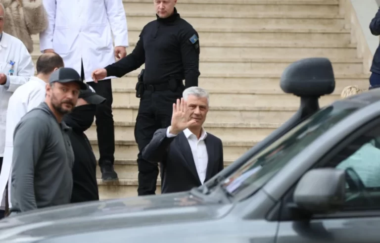 Hashim Thaçi arrin në Kosovë