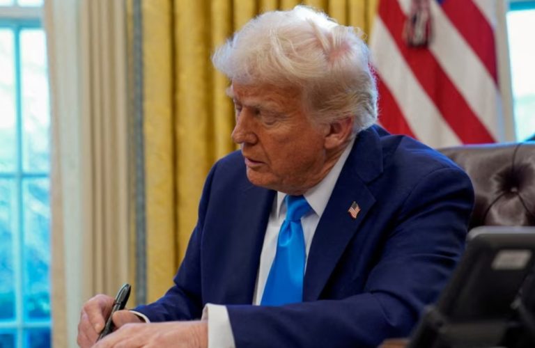 Trump do të vendosë 25% tarifë ndaj shteteve që blejnë naftë dhe gaz prej Venezuelës