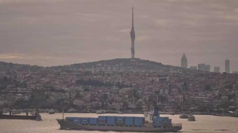 Turqia sheh “mundësinë e përfitimit” nga tarifat e vendosura nga Donald Trump