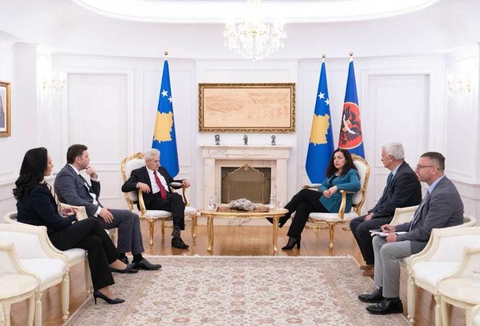 Ahmeti u prit në Prishtinë nga presidentja e Kosovës  Vjosa Osmani