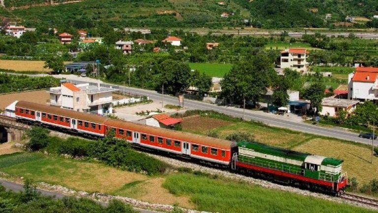 Marrëveshja me BE për ndërtimin e hekurudhës Durrës-Rrogozhinë, Balluku: Përfundon në 2028