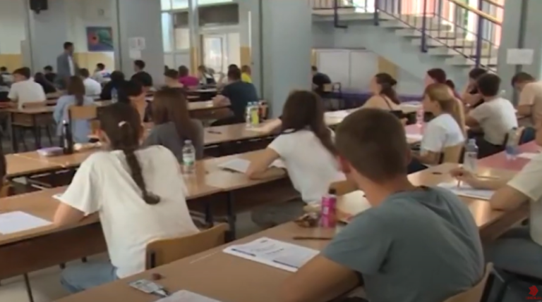 Mbi 15.000 nxënës të shkollave të mesme do t’i nënshtrohen nesër provimit të parë të maturës shtetërore