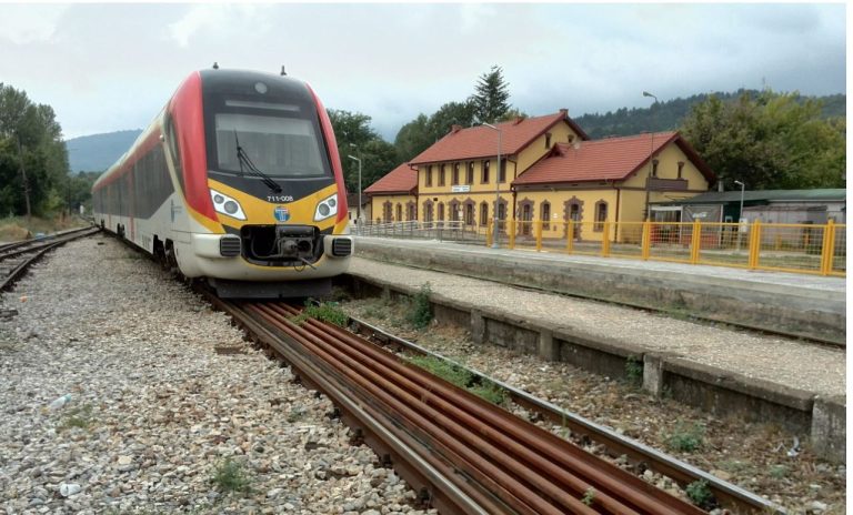 Treni godet makinën në Veles, nuk ka të lënduar