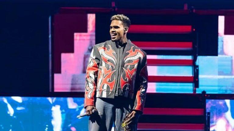 Chris Brown komenton me ironi arrestimin në Mançester gjatë koncertit të turneut evropian