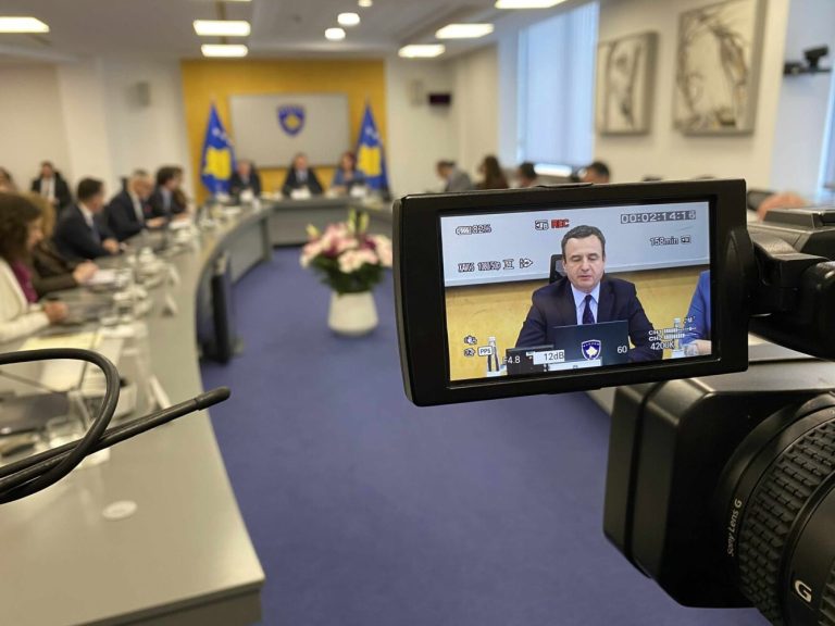 Nga korriku, 55 euro më shumë për shërbyesit civilë – qeveria vendos sot