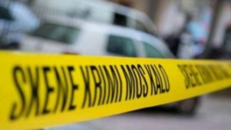 Burri ther me thikë bashkëshorten dhe të bijën, të dyja në gjendje të rëndë