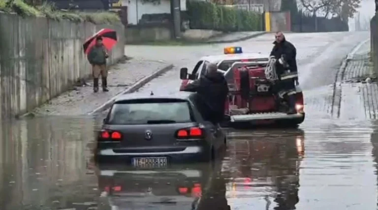 Reshjet e dendura shkaktojnë përmbytje në disa vende në Tetovë, qytetarët të shmangin nënkalimet