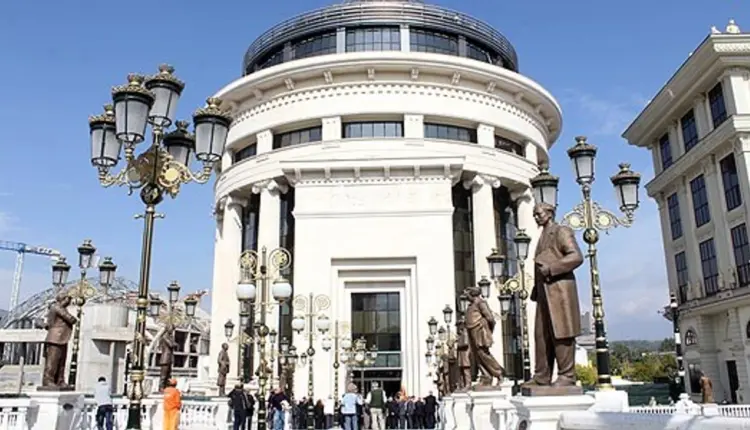 Hetim ndaj katër personave  e sulmuan dhe i morën 200 mijë denarë një personi nga Shkupi