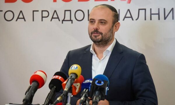 Kryetari i Shkupit  I larguam 371 persona që nuk shkonin fare në punë