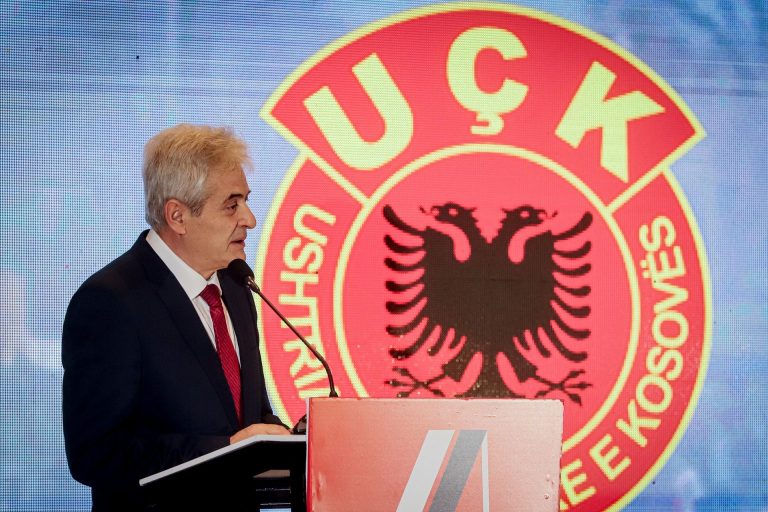 Koalicioni qeveritar VMRO-VLEN nuk e mbështetet protestën e Veteranëve të UÇK-së që do të mbahet më 13 dhjetor në Shkup në të cilën do të ngritët zëri për padrejtësitë ndaj ish krerëve të UÇK-së që po gjykohen në Hagë. Arsyeja, sipas tyre është se Ali Ahmeti po tenton të përfitojë nga kjo protestë.  Kryeministri Hristijan Mickoski, në brifing me gazetarët tha se ky hap i Ahmetit është i gabuar dhe për këtë në të ardhmen do ta ketë shumë rëndë të gjejë partner koalicioni. Mickoski shkoi më tej, duke theksuar se është i bindur që sikur ai, edhe VLEN nuk do ta mbështetë.  Koalicioni VLEN nëpërmjet një komunikate drejton gishtin nga Ali Ahmeti se po tenton të përfitojë politikisht në kurriz të kësaj proteste, duke manipuluar ndjenjat e shqiptarëve. Sipas tyre, proceset në Hagë janë çështje serioze që kërkojnë diplomaci dhe veprime institucionale të cilat Kosoava tashmë po i ndërmerr.  “Prandaj kemi përgjegjësi që këto tema të trajtohen me maturi, e jo me improvizime të një partie që është zënë ngushtë dhe sa herë gjendet në krizë manipulon ndjenjat e shqiptarëve. VLEN respekton çdo protestë që lind natyrshëm nga shqiptarët. Ajo që kundërshtojmë është përdorimi i emrit të UÇK-së për të mbuluar dështimet, aferat dhe frikën nga zhdukja politike”, thonë nga VLEN.  Lidhur me protestën, sot ka reaguar edhe personalisht Ahmeti, i cili thekson se do të dalin në mbështetje dhe mbrojtje të së vërtetës objektive për krerët e UÇK-së në Hagë.  Megjithatë, protesta është caktuar në Shkup pas një vizite të Ahmetit në hapësirat e OVL-UÇK-së më 19 nëntor, ku kryetari i kësaj shoqate Hysni Gucati i ndau mirënjohje Ahmetit.  Deklaratat e Mickoskit nga OVL-UÇK sot i quajtën përçarëse, ndërsa theksuan që qëllimi i tyre nuk është që të ndërhyjnë në politikat e tyre të brendshme.  “Deklarata që nuk tregojnë unitet të gjitha komuniteteve që jetojnë në Maqedoninë e Veriut, por më shumë përçarje, prandaj për neve kanë qenë të papranueshme sepse duke pasur parasysh faktin se këto protesta që i bëjmë, i kemi bërë edhe nëpër vende tjera dhe asnjëherë nuk kemi qëllim me ndiku në politikat e tyre të brendshme atje”, tha Gazmend Syla, Nënkryetar i OVL-UÇK.  Lidhur me protestën gjatë ditës kanë reaguar edhe nga Lëvizja Popullore e Kosovës, të cilët i ftojnë partitë të mos e keqpërdorin protestën për përfitime politike, pasi qëllimi i saj është drejtësia dhe dinjiteti, dhe jo instrumentalizimi partiak. /Alsat