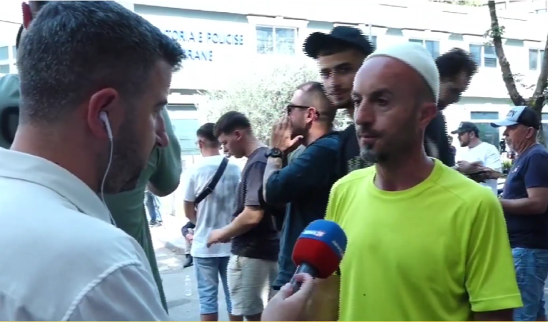 Arben Kola: Qytetarët do të qëndrojnë deri në lirimin e protestuesëve