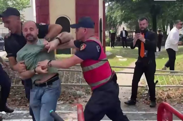 Arrestohet Dritan Goxhaj, protestuesit nisen para policisë
