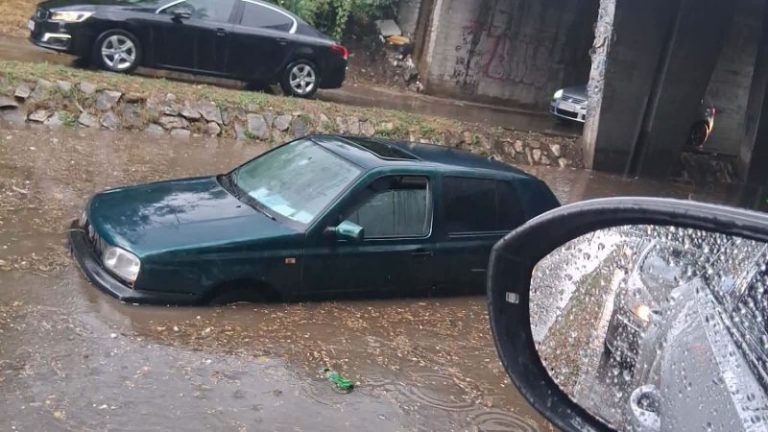 Vetura “fundoset” nën ujë, reshjet e dendura vështirësojnë trafikun në Shkup