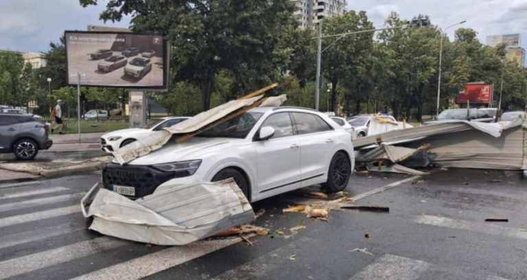 Çati, pemë dhe semaforë të rrëzuar dhe rrugë të bllokuara nga moti i keq në Shkup