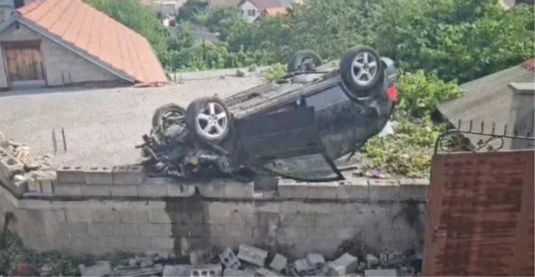 Aksident i frikshëm në Kukës/ Makina “fluturon” mbi një shtëpi, raportohet për tre të plagosur