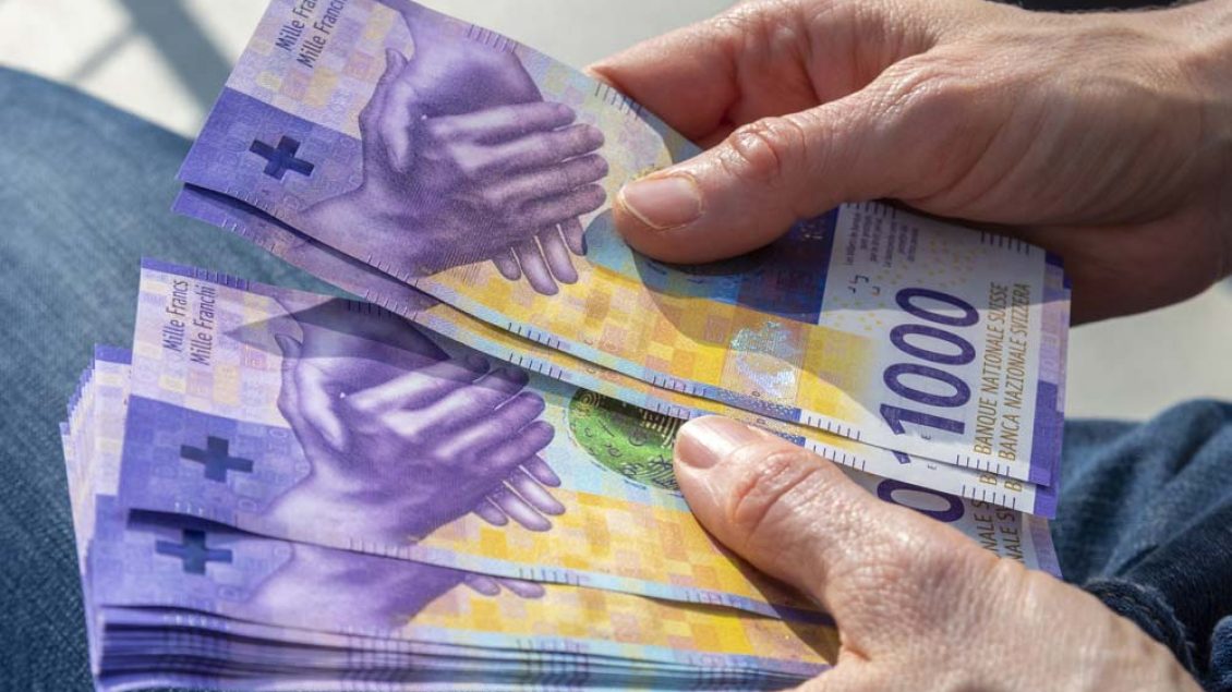 27 vjeçares nga Zvicra i zhduken 94 mijë franga nga valixhja në shtëpinë e prindërve në Pejë