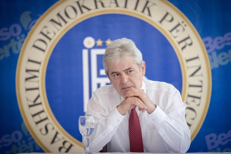 Ali Ahmeti ngushëllon familjen nga Tërnava që humbën 3 anëtarë në aksidentin tragjik