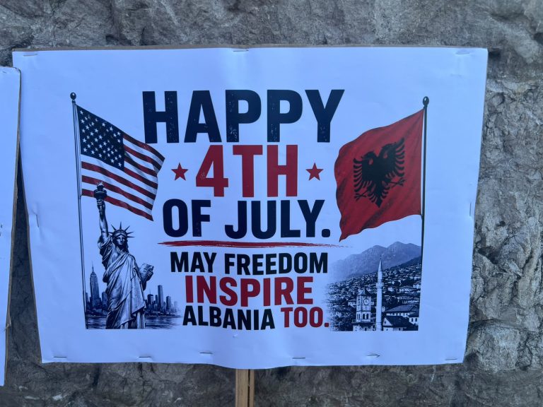 Protestuesit i urojnë SHBA-së Pavarësinë: Liria juaj na frymëzoftë!