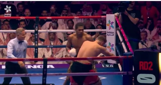 Momenti kur Anthony Joshua e rrëzon Kristian Prengën me nokaut brutal