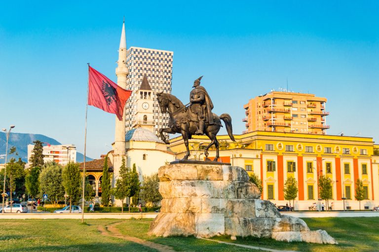 Tregu shqiptar i punës ‘pushtohet’ nga filipinasit dhe indianët, lejet e punës për  të huajt rriten 43 përqind