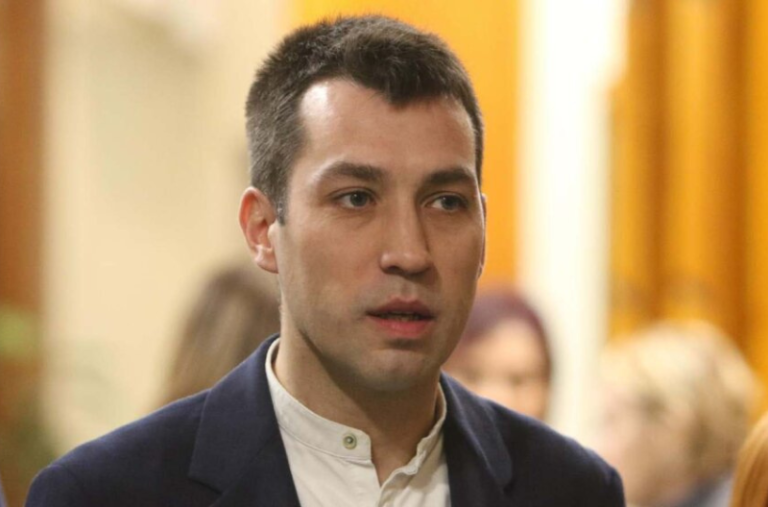 Deputeti i ri serb i referohet Kosovës në Kuvendin serb si “fqinjët tanë”, reagon Brnabiq