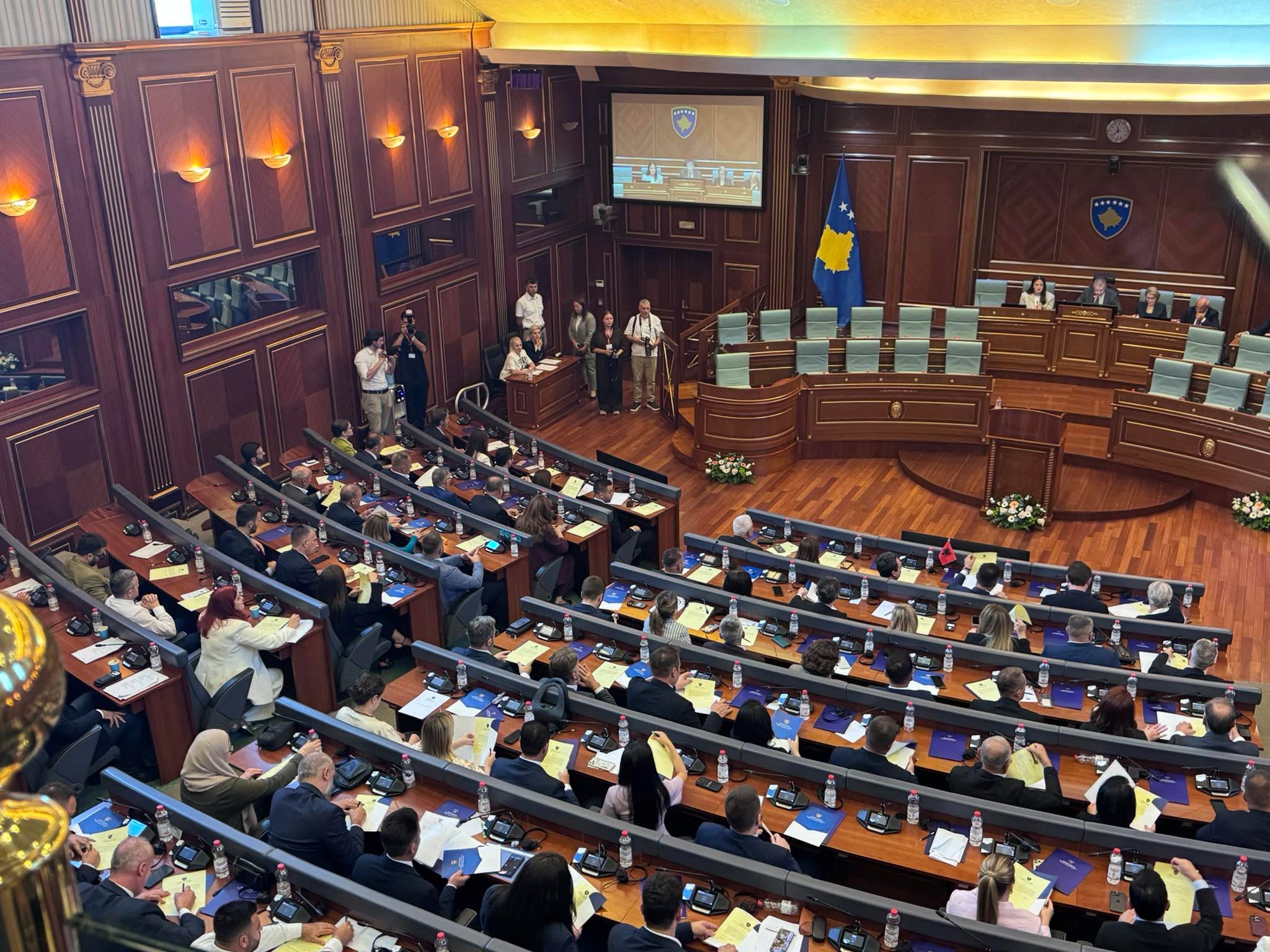 Deputetët e Kuvendit të Kosovës betohen  vazhdon seanca konstituive