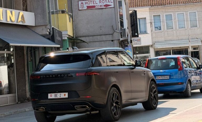 Targa “BE 2” që kushton mijëra franga qarkullon në Strugë!