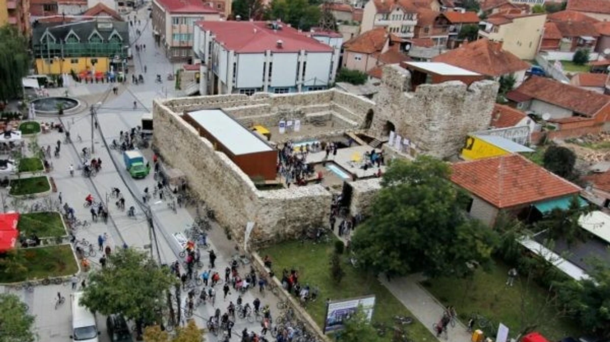 Shkoi si mysafir në dasmë  nxori armën dhe shtiu në ajër   36 vjeçari përfundon në polici në Vushtrri