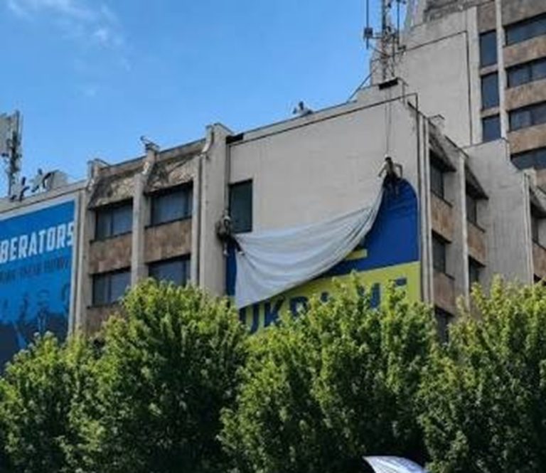 Hiqet flamuri i Ukrainës nga qendra e Prishtinës